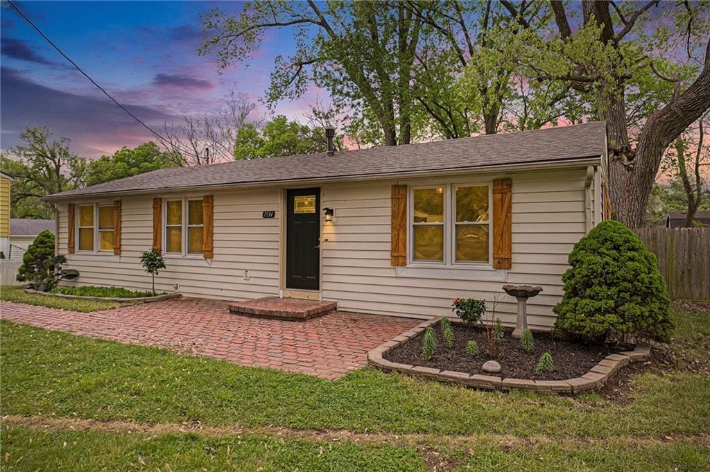 single story home featuring a front yard and fence