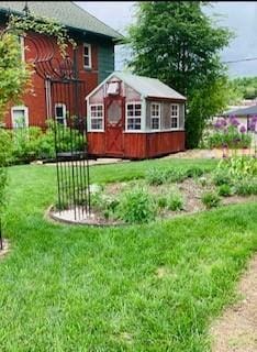 view of yard featuring an outdoor structure