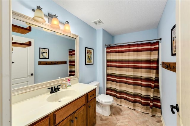 2136 Alder St, Leavenworth, KS 66048 - full bathroom featuring a textured ceiling, visible vents, vanity, toilet, and a shower with shower curtain