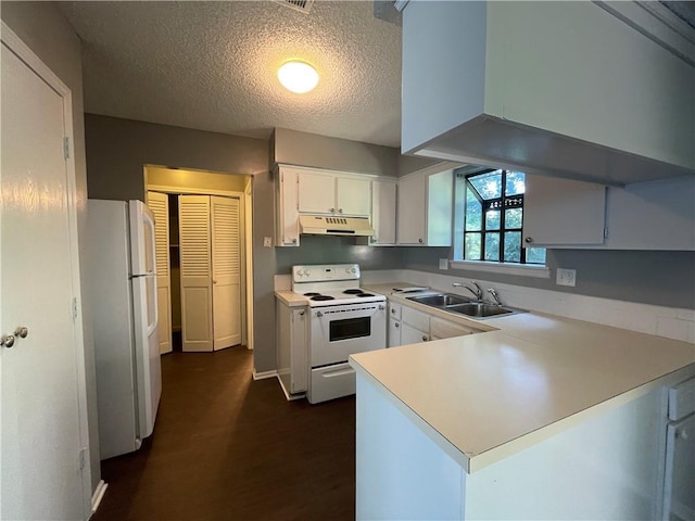 kitchen with a textured ceiling, a sink, a peninsula, under cabinet range hood, and white appliances