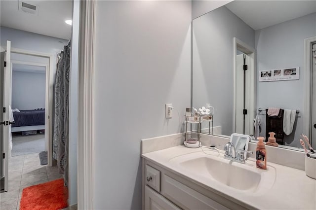 ensuite bathroom featuring visible vents, ensuite bathroom, and vanity
