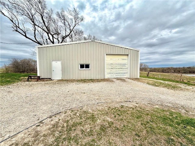 view of outdoor structure featuring an outdoor structure and driveway