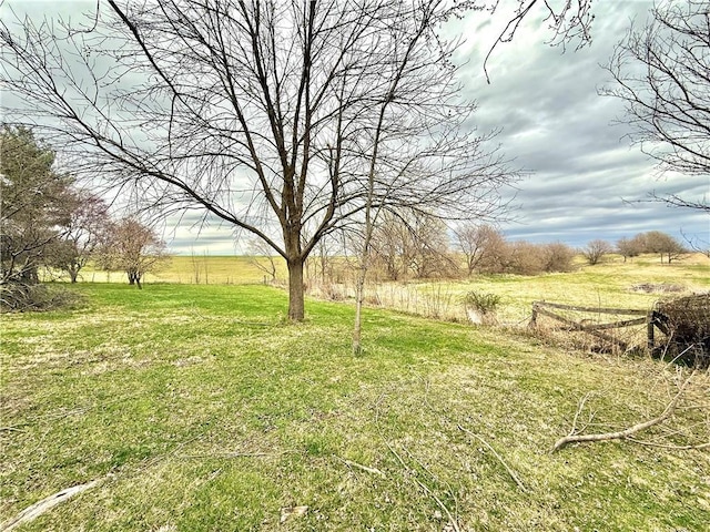 view of yard featuring a rural view