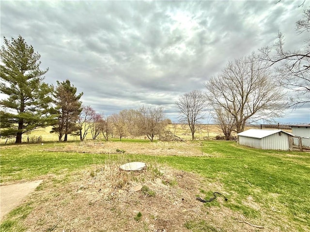 view of yard featuring an outdoor structure