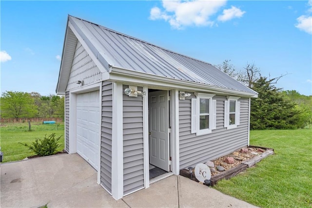 view of outdoor structure featuring an outbuilding