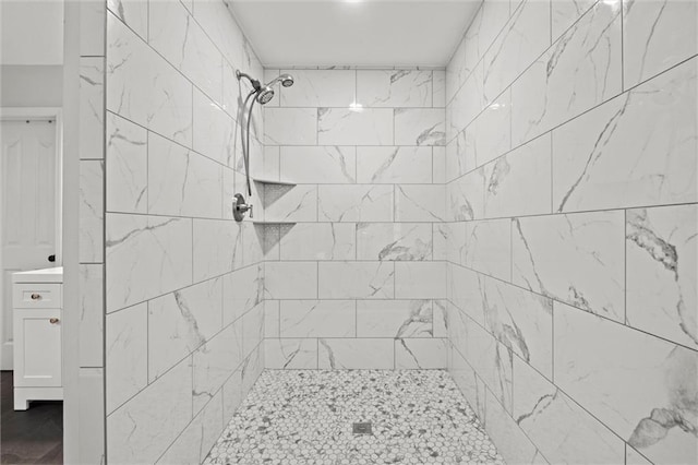 bathroom featuring tiled shower