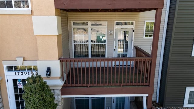 view of exterior entry with stucco siding