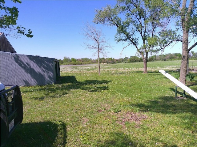 view of yard with a rural view