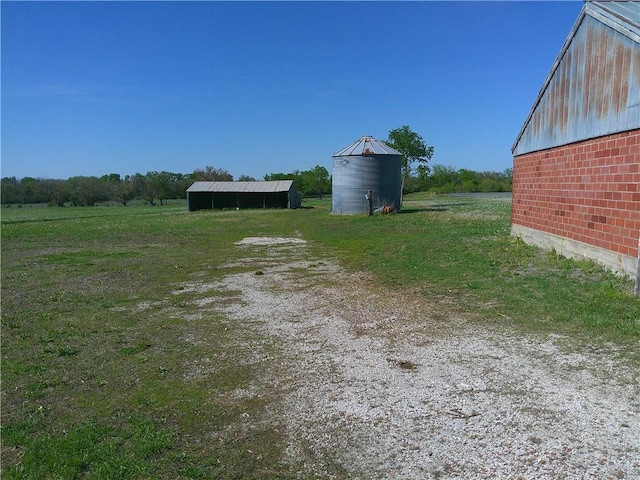 view of yard with an outbuilding