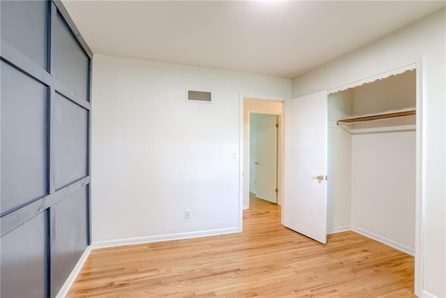 4401 E 104th St, Kansas City, MO 64137 - unfurnished bedroom featuring light wood finished floors, baseboards, and a closet