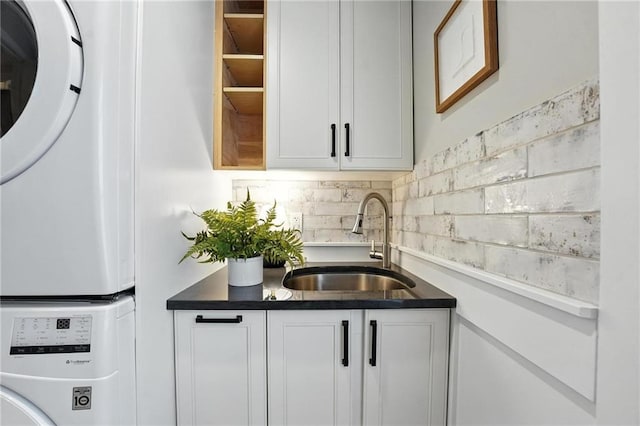 1125 SW Hillcrest Dr, Blue Springs, MO 64015 - bar area with estacked washer and dryer and backsplash