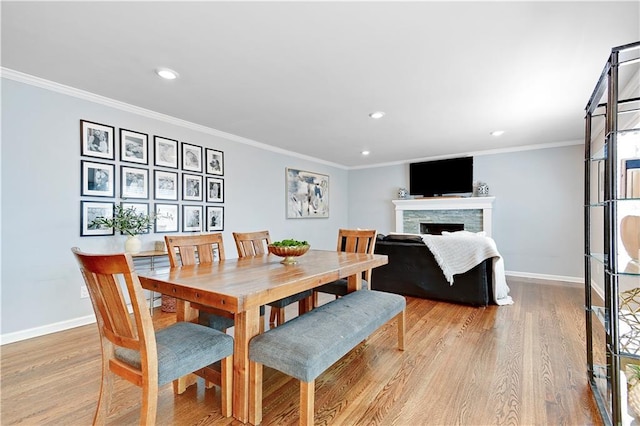 dining space featuring light wood-style floors, baseboards, and recessed lighting