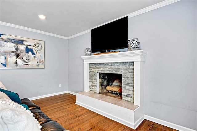 living area featuring a fireplace, wood finished floors, baseboards, ornamental molding, and recessed lighting