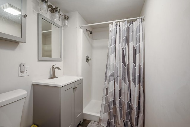 full bathroom featuring vanity, toilet, and a shower with curtain