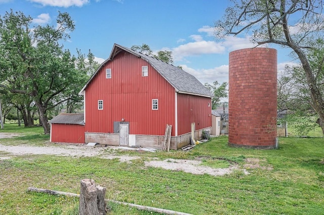 view of barn featuring a lawn