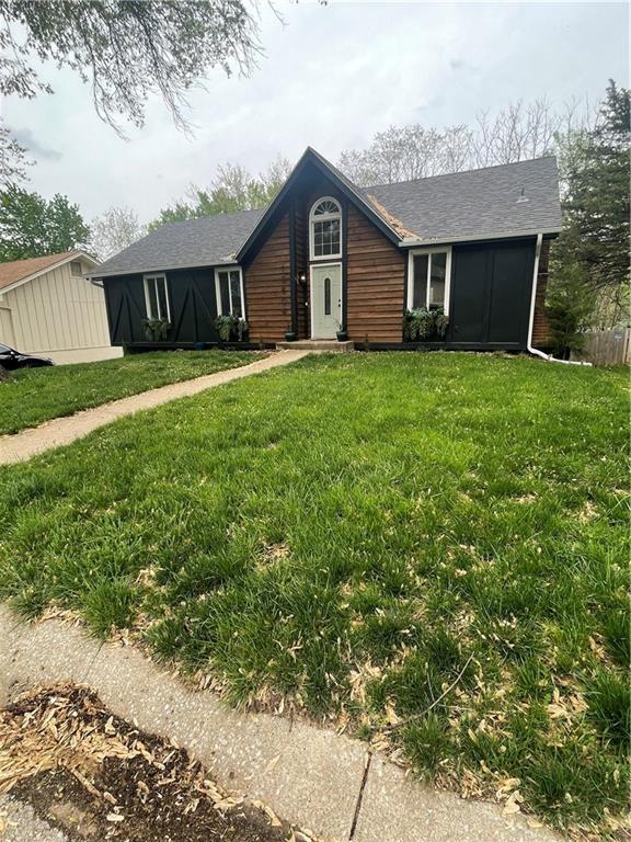 view of front of home featuring a front lawn