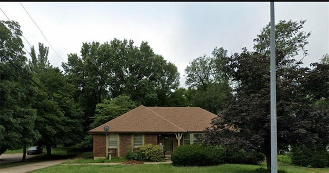 view of front of property with a front yard