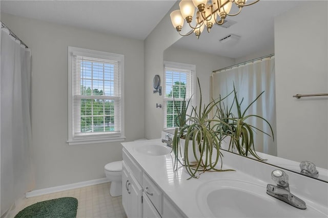 bathroom with a sink, baseboards, an inviting chandelier, and toilet
