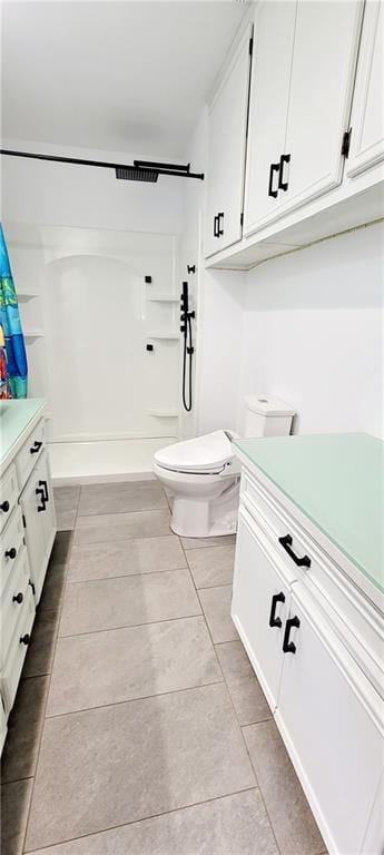 1620 Neosho St, Humboldt, KS 66748 - full bathroom featuring a shower, toilet, vanity, and tile patterned flooring