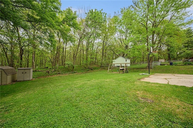 view of yard featuring an outdoor structure