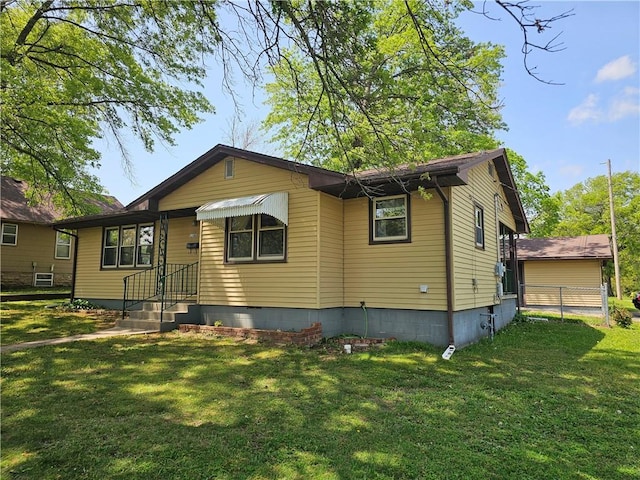 view of front of property featuring fence and a front lawn