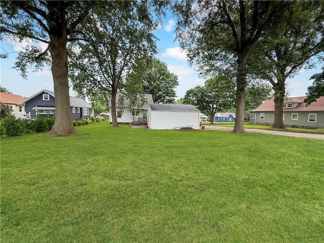 601 W 22nd St, Higginsville, MO 64037 - view of green lawn with a residential view