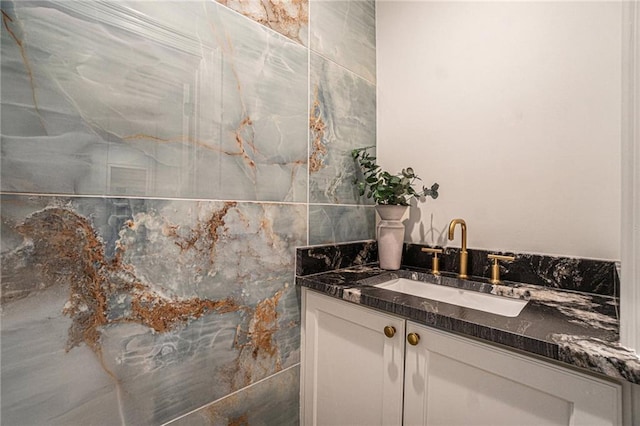 9440 Manor Rd, Leawood, KS 66206 - bathroom with vanity