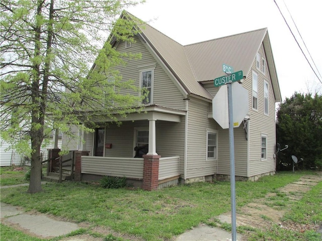 820 Custer St, Trenton, MO 64683 - view of home's exterior featuring a porch and a yard