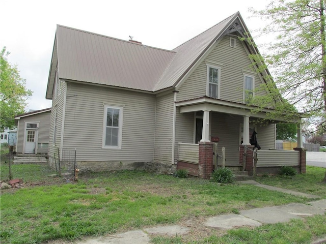 820 Custer St, Trenton, MO 64683 - view of front of house with a porch, metal roof, and a front lawn