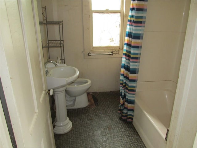 820 Custer St, Trenton, MO 64683 - full bath with toilet and shower / tub combo with curtain