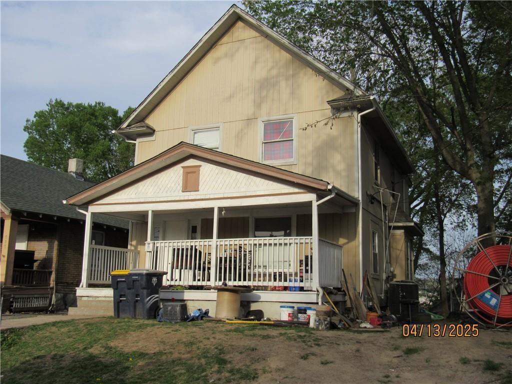 view of front of home featuring a porch
