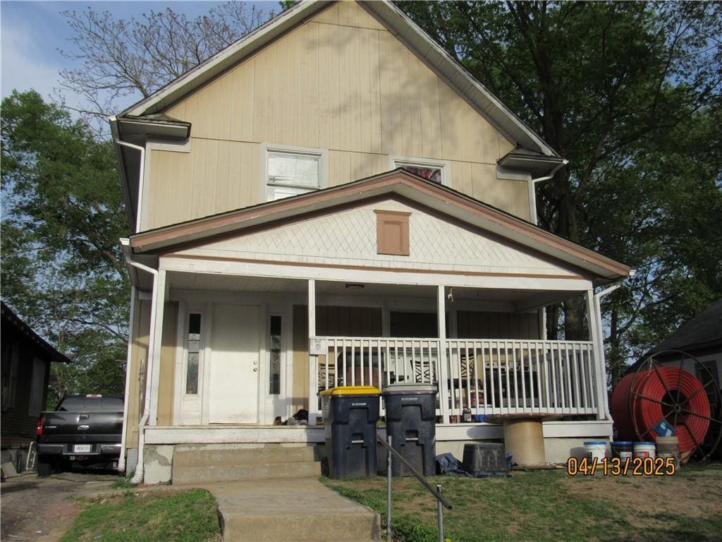 view of front facade with covered porch
