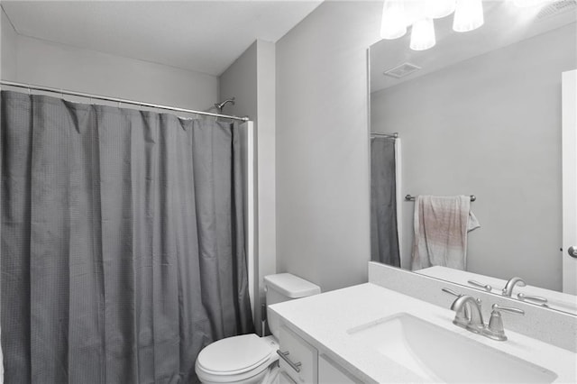 full bathroom featuring toilet, visible vents, curtained shower, and vanity