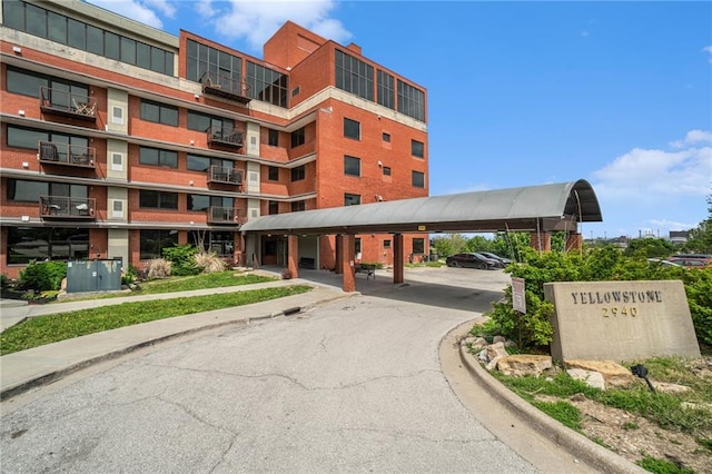 2940 Baltimore Ave Unit 1407, Kansas City, MO 64108 - view of property with covered parking