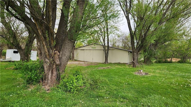 view of yard featuring an outdoor structure and a pole building