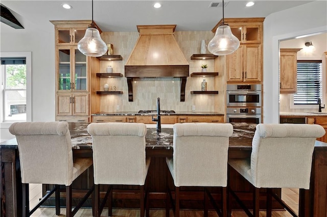 11212 W 170th Pl, Overland Park, KS 66221 - kitchen featuring open shelves, a sink, an island with sink, custom range hood, and recessed lighting