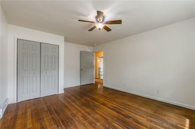 unfurnished bedroom with wood-type flooring, a ceiling fan, baseboards, and a closet