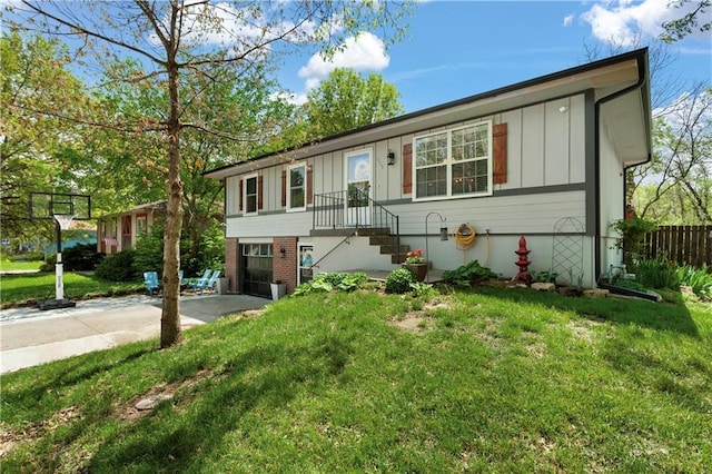 1115 SE 20th St, Oak Grove, MO 64075 - single story home with driveway, a front yard, fence, and board and batten siding