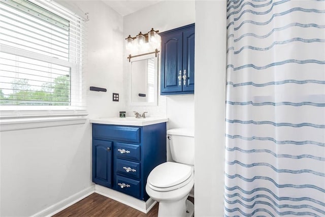 full bath featuring wood finished floors, toilet, vanity, baseboards, and a shower with shower curtain
