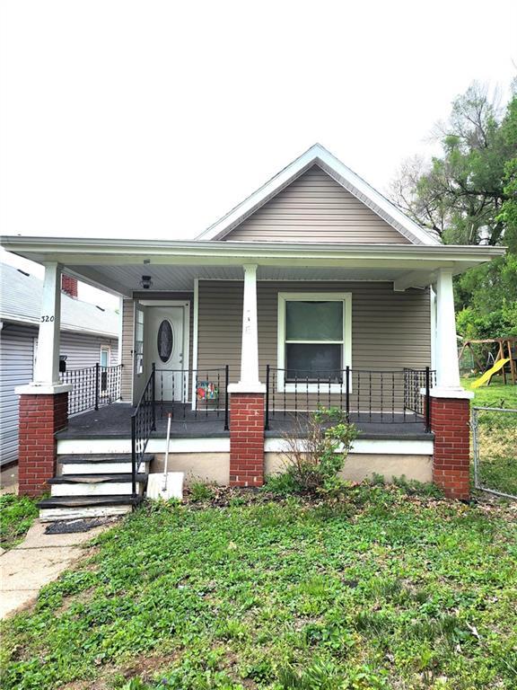 320 E Highland Ave, Saint Joseph, MO 64505 - view of front of house with covered porch and a front yard