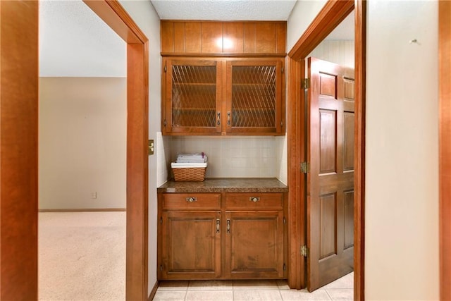 2217 Kingman St, Leavenworth, KS 66048 - bar area featuring backsplash and baseboards