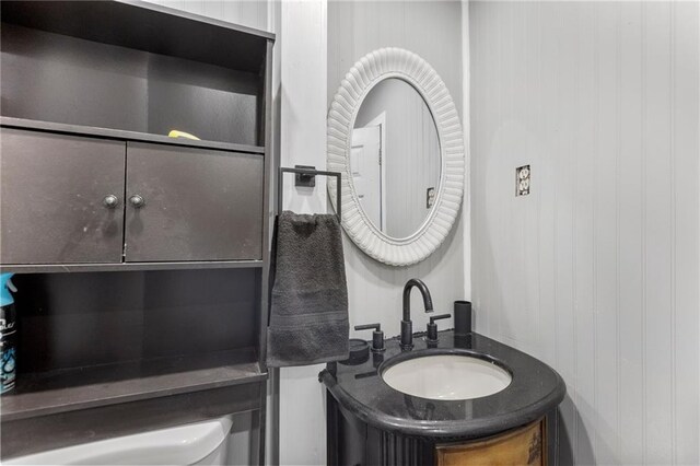 628 S Mulberry St, Ottawa, KS 66067 - bathroom featuring vanity