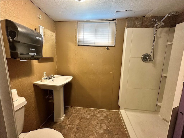 4322 Everett Ave, Kansas City, KS 66102 - full bath with walk in shower, toilet, a textured ceiling, and a textured wall