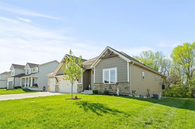 811 W Shawhan Pkwy, Lees Summit, MO 64086 - craftsman-style house featuring stone siding, driveway, an attached garage, and a front yard