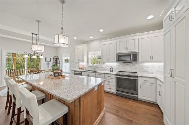 811 W Shawhan Pkwy, Lees Summit, MO 64086 - kitchen with a sink, stainless steel appliances, recessed lighting, decorative backsplash, and a kitchen island