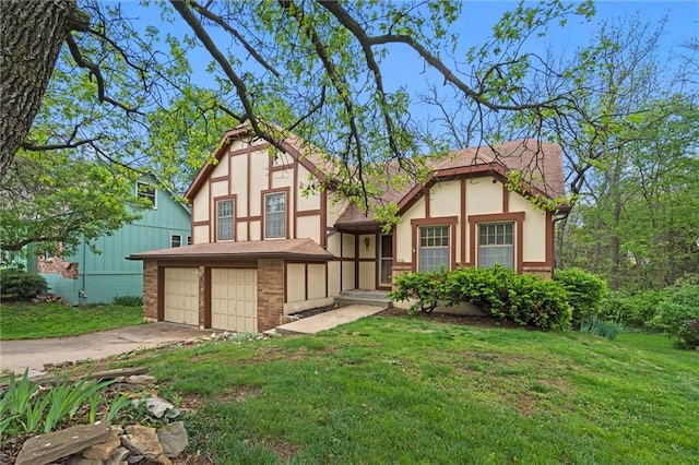 view of front of house featuring an attached garage, stucco siding, a front yard, and concrete driveway