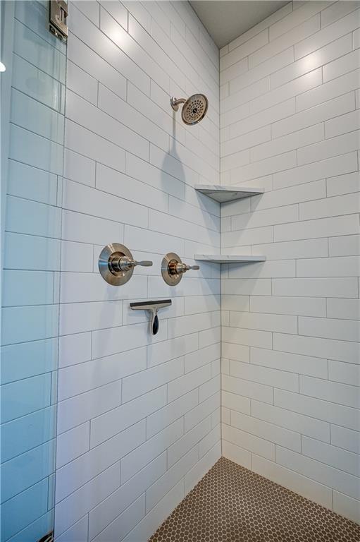 18 Black Hawk Dr, Lake Winnebago, MO 64034 - full bath featuring tiled shower
