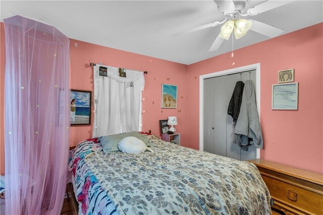 bedroom featuring a ceiling fan and a closet