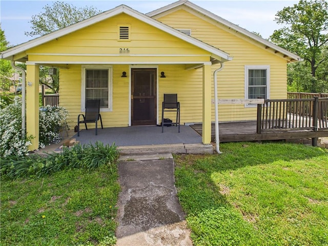 215 N 2nd St, Warrensburg, MO 64093 - view of front of house featuring a porch and a front yard