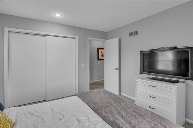 bedroom featuring a closet, baseboards, carpet flooring, and recessed lighting